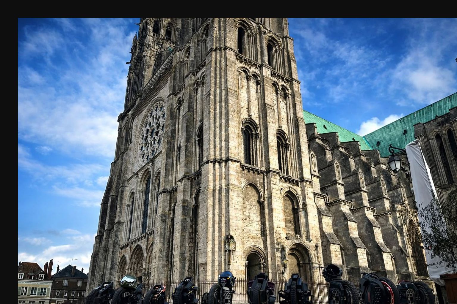 Grande Évasion 01 — roues devant la cathédrale de Chartres, 1 mars 2026