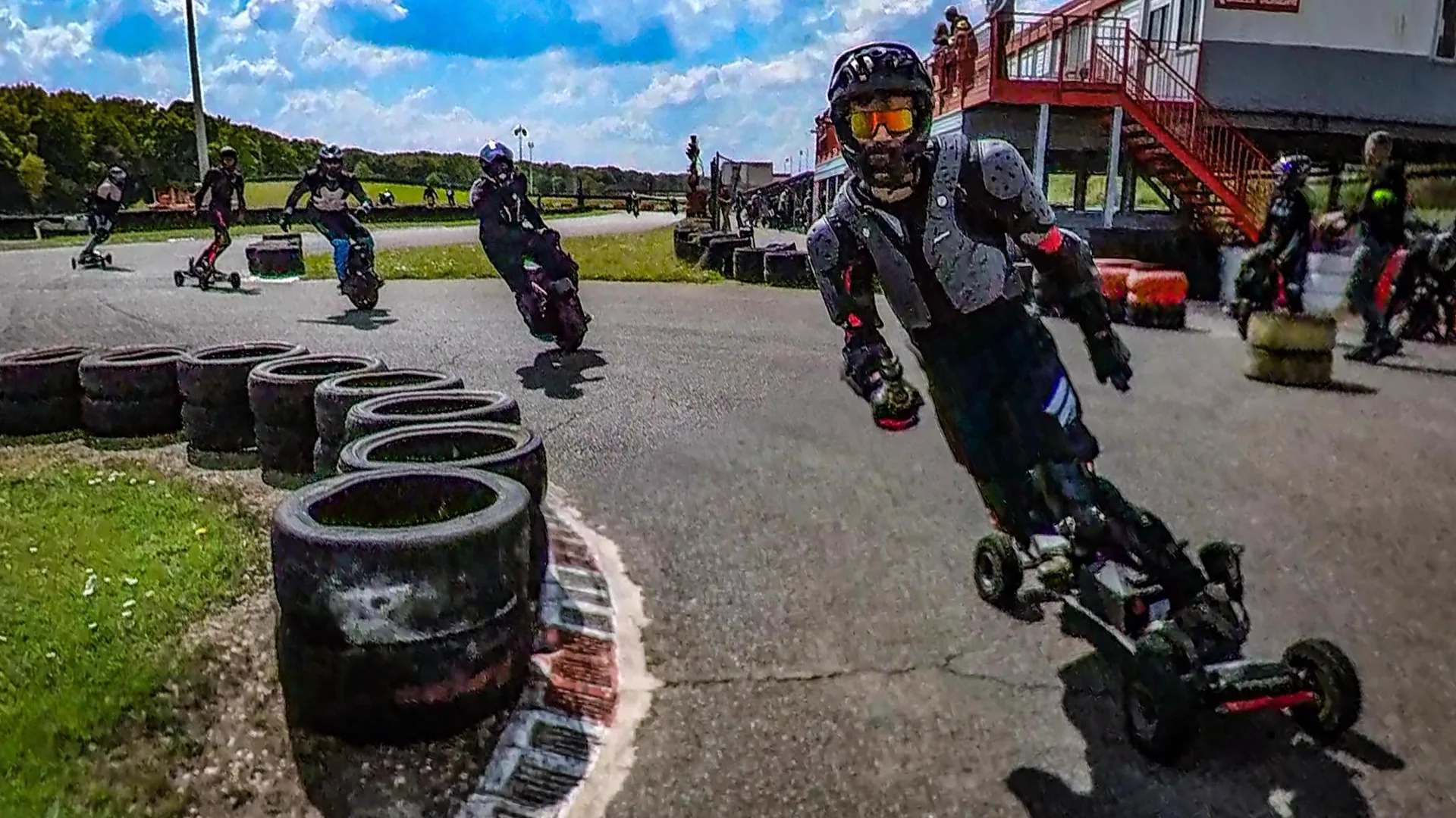 Plusieurs riders WMC dans un virage du circuit BRK