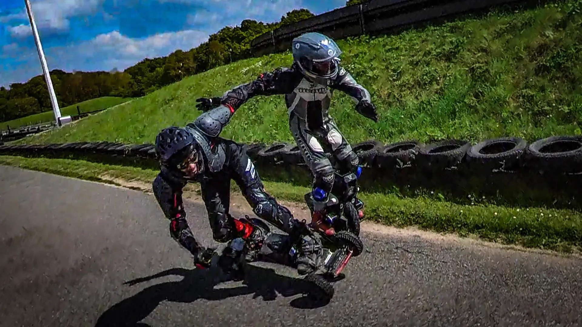 Riders WMC engagés sur une piste de circuit