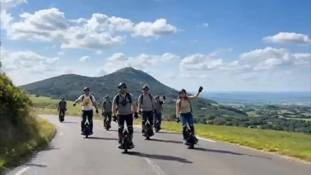 Grande Évasion #03 — wheelers sur une route d’Auvergne
