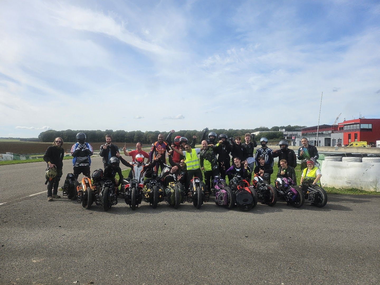 Le groupe de wheelers sur le circuit de Mettet, 2 octobre 2026.